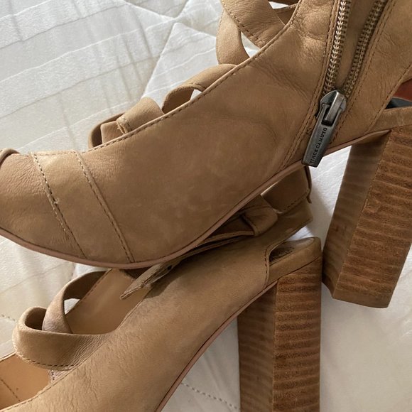 Vince Camuto Nude Heels - Picture 2 of 3